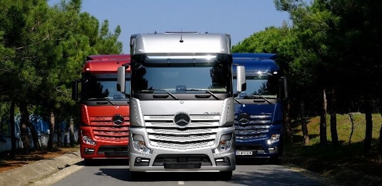 Mercedes-Benz çekiciler, ticari taşımacılık dünyasında üstün mühendislik, dayanıklılık ve güvenilirliği ile öne çıkan lider araçlar arasında yer alır